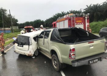 KEADAAN Perodua Alza dan Toyota Hilux yang bertembung sehingga menyebabkan pasangan suami isteri maut di Kilometer 46, Jalan Johor Bahru-Mersing.