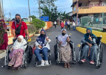 GOLONGAN warga emas dan OKU merupakan antara yang terawal menunaikan tanggungjawab sebagai pengundi PRU15 di Sekolah Kebangsaan Seri Penanti, Permatang Pauh, Pulau Pinang hari ini.