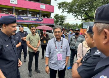 JOHARI Abdul Ghani ketika hadir mengundi di SK Taman Maluri.