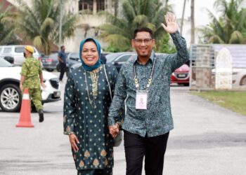 AHMAD Faizal Azumu dan Nomee Ashikin Mohammed Radzi selepas mengundi di SAR Ihtidayah Tambun Height, Tambun di Ipoh hari ini. - UTUSAN/MUHAMAD NAZREEN SYAH MUSTHAFA