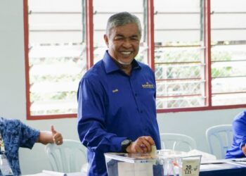 AHMAD Zahid Hamidi mengundi di Madrasah Manbail Ulum Sungai Nipah Darat di Bagan Datuk hari ini. - UTUSAN/ZULFACHRI ZULKIFLI