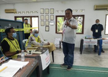 LEONG Kok Wee menunjukkan dakwat pada jarinya ketika mengundi di Dewan Orang Ramai Taman Saga di Pandan, hari ini.