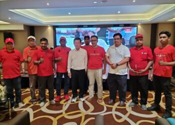 CHOW KON YEOW bersama penyokong Pakatan Harapan (PH) di di pusat pemantauan keputusan PRU15 bagi PH di Bukit Mertajam, Pulau Pinang.