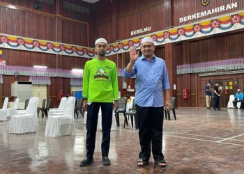 Calon Perikatan Nasional (PN), Muhammad Fawwaz Mat Jan (kanan) tiba di Pusat Penjumlahan Rasmi Undi Parlimen Permatang Pauh di Institut Kemahiran Tinggi Belia Negara (IKTBN) di Bukit Mertajam di sini sebentar tadi.