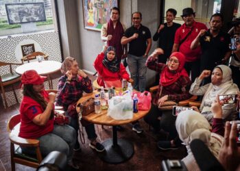 SEBAHAGIAN ahli UMNO yang melaungkan 'Zahid Undur' di lobi Menara Dato Onn, Pusat Dagangan Dunia (WTC) Kuala Lumpur di sini, hari ini. -UTUSAN/FARIZ RUSADIO