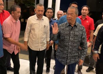 MUHYIDDIN Yassin tiba mempengerusikan mesyuarat Bersatu di sebuah hotel di Glenmarie, Shah Alam, Selangor. - UTUSAN/ ISKANDAR SHAH MOHAMED