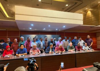 AHMAD Zahid Hamidi dan kepimpinan UMNO dan Barisan Nasional dalam sidang akhbar di Kuala Lumpur.