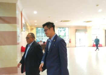 HOWARD  Lee Cuan How (kanan) di Bangunan UMNO Perak di Jalan Sultan Nazrin Shah di Ipoh hari ini. - UTUSAN