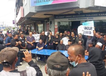 SALBIAH Saari (tengah) ketika berucap pada himpunan aman itu di hadapan Bangunan UMNO Tanjong Karang, Kuala Selangor, Selangor. UTUSAN/ ISKANDAR SHAH MOHAMED