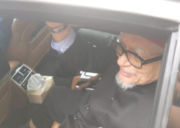 ABDUL Hadi Awang ketika meninggalkan kediaman Muhyiddin di Bukit Damansara. - UTUSAN/MOHAMAD HAFIZI MOHD SAID