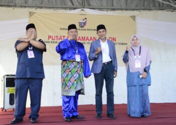 EMPAT calon hadir mana seorang tidak hadir dan menghantar wakil pada penamaan calon Pilihan Raya Umum Ke-15 (PRU15) Dewan Undangan Negeri (DUN) Tioman di Dewan Jubli Perak Sultan Haji Ahmad Shah di Rompin, Pahang. - UTUSAN/SHAIKH AHMAD RAZIF