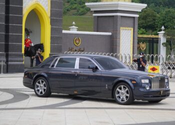 KENDERAAN yang membawa Yang Dipertuan Besar Negeri Sembilan, Tuanku Muhriz Tuanku Munawir beredar dari Istana Negara. - UTUSAN/FARIZ RUSADIO