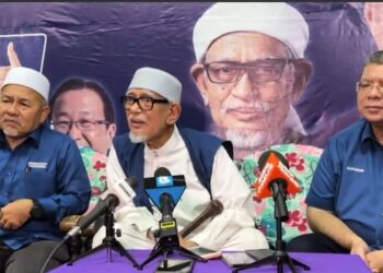 ABDUL Hadi Awang (tengah) dalam sidang akhbar selepas ceramah PN di Bandar Baru Rompin di Rompin, Pahang.