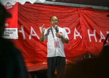 MOHAMAD Sofee Razak berceramah ketika berkempen sempena PRU15 Parlimen Padang Serai di Kampung Padang Ubi, Padang Serai di Kulim. - UTUSAN/SHAHIR NOORDIN