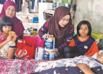 ROLIZA Md. Zain yang terlantar sakit menerima kunjungan Pengerusi Cancer Survivors Malaysia (CSM), Zuraini Kamal (dua kanan) di Kampung Charuk Purun, Kuala Ketil di Baling. – UTUSAN/NORLIA RAMLI