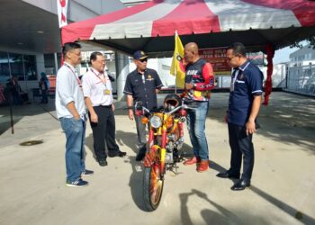 ADENAN Md. Isa (tengah) pada majlis pelepasan Ride Solo Motor Klasik Jelajah Semenanjung Malaysia yang akan dilakukan oleh Hishamuddin Md. Rashid (dua dari kanan) di Bukit Minyak, Pulau Pinang hari ini.