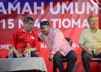 MOHAMAD Sabu (kiri) hadir pada ceramah umum Pilihan Raya Umum Ke-15 (PRU15) Dewan Undangan Negeri (DUN) Tioman di kawasan parkir pasar besar Rompin di Rompin, Pahang. - UTUSAN/SHAIKH AHMAD RAZIF