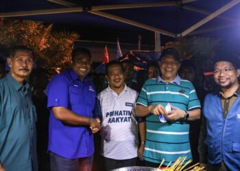 SHAHIDAN Kassim (dua kanan) dan Azman Nasrudin (tengah) bertembung dengan calon Barisan Nasional, Datuk C. Sivaraj ketika berkempen di pasar malam Sungai Karangan, Padang Serai di Kulim. - UTUSAN/SHAHIR NOORDIN