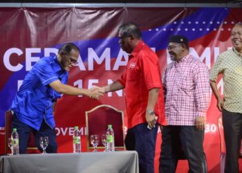 MOHAMAD Sabu (tiga dari kanan) bersalaman dengan Menteri Besar, Datuk Seri Wan Rosdy Wan Ismail pada ceramah umum PRU15 DUN Tioman di kawasan parkir pasar besar Rompin di Rompin, Pahang. - UTUSAN/SHAIKH AHMAD RAZIF