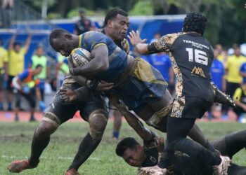 Pemain Putrajaya, K.Dineshwaran dihalang barisan pemain Terengganu ketika perlawanan akhir Piala Agong di Stadium Ragbi Pangkalan Udara Subang hari ini. (Foto: MRU)