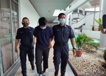 TERTUDUH diiring keluar anggota polis selepas mengaku bersalah di Mahkamah Majistret, Ayer Keroh, Melaka atas pertuduhan merakam gambar wanita sedang membuang air kecil.