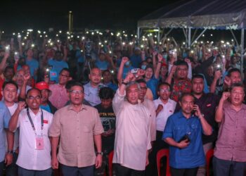 AHMAD Zahid Hamidi (tiga dari kanan) bersama pimpinan BN dan PH termasuk calon PH, Dr. Mohamad Sofee Razak (dua kiri) pada Ceramah Mega Ayuh Malaysia Padang Serai di Kampung Tunku Putra, Padang Serai di Kulim. -UTUSAN/SHAHIR NOORDIN