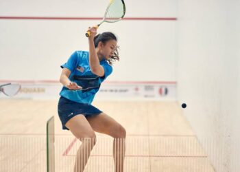 YEE Xin Ying sewaktu beraksi menentang Huang Wei-Ting dalam perlawanan Kumpulan D yang menyaksikan Malaysia menewaskan Taiwan 3-0 pada Kejuaraan Skuasy Berpasukan Wanita Dunia di Kaherah, Mesir, semalam. - IHSAN World Squash Federation