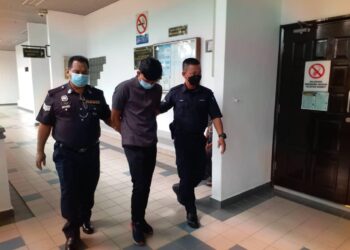 TERTUDUH diiring keluar anggota polis selepas mengaku tidak bersalah di Mahkamah Sesyen, Ayer Keroh, Melaka atas pertuduhan melakukan amang seksual fizikal terhadap kanak-kanak 11 tahun.