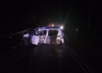 KEADAAN kereta Perodua Myvi yang terlibat dalam kemalangan di Kilometer 56, Jalan Gua Musang-Kuala Krai berhampiran Ladang Serasa di Gua Musang, Kelantan hari ini-UTUSAN/IHSAN POLIS