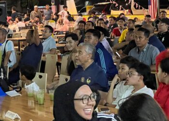 AHMAD ZAHID Hamidi menyaksikan perlawanan akhir Piala Dunia FIFA Qatar 2022 di medan selera Bangi Square 2 dekat Putrajaya. - UTUSAN/AMREE AHMAD