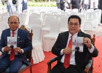 SULAIMAN Md. Ali (kanan) menunjukkan Buku Laporan Pencapaian Satu Tahun Kerajaan Negeri di Seri Negeri, Ayer Keroh, Melaka. - UTUSAN/MUHAMMAD SHAHIZAM TAZALI