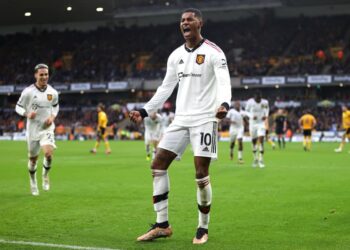 Penyerang Manchester United, Marcus Rashford meraikan jaringan ketika  menentang Wolverhampton dalam saingan Liga Perdana Inggeris di Stadium Molineux sebentar tadi.