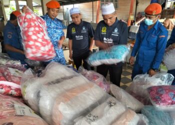 MOHD. Adzhar Mujab (kiri) bersama Pengasas Hikmat Ikhtisas Ab Kadir Jailani Baharuddin (dua kanan) ketika agihan bantuan banjir di masjid Kampung Lubok Gong Rantau Panjang,Kelantan-UTUSAN/ROHANA ISMAIL.