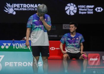 Reaksi pasangan beregu lelaki negara, Ong Yew Sin dan Teo Ee Yi selepas tewas kepada pasagan Indonesia, Fajar Alfian dan Muhammad Rian Adrianto pada Kejohanan Badminton Terbuka Malaysia, di Stadium Axiata, di sini hari ini. Foto: SHIDDIEQIIN ZON