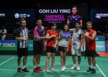 Bekas pemain beregu campuran negara, Goh Liu Ying bermain dalam perlawanan pertunjukkan 3vs3 bersama Chan Peng Soon, Tan Boon Heong, Koo Kean Keat, Zhang Bei Wen pada Majlis Persaraannya dari dunia badminton, pada Badminton Terbuka Malaysia 2023, di Stadium Axiata, di sini hari ini. Foto: SHIDDIEQIIN ZON