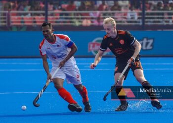 ROURKELA 14 JANUARI 2023 - Pemain Netherlands, Tjep Hoedemakers (kanan) mengejar bola dari Pemain Malaysia, Muhammad Marhan Mohd Jalil pada Kejohanan Persekutuan Hoki Antarabangsa (FIH) Odisha Hoki Piala Dunia Lelaki 2023 Bhubaneswar - Rourkela, India di Stadium Hoki Antarabangsa Birsa Munda di sini, hari ini. GAMBAR: FARIZ RUSADIO / PEMBERITA: ZUHAILY KOSMO