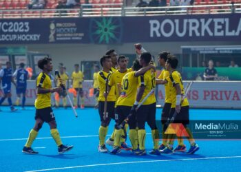 ROURKELA 16 JANUARI 2023 - Para pemain Malaysia meraikan gol jaringan Pemain Malaysia, Muhammad Razie Abd Rahim ketika menentang Chile pada Kejohanan Persekutuan Hoki Antarabangsa (FIH) Odisha Hoki Piala Dunia Lelaki 2023 Bhubaneswar - Rourkela, India di Stadium Hoki Antarabangsa Birsa Munda di sini, hari ini. GAMBAR: FARIZ RUSADIO / PEMBERITA: ZUHAILY KOSMO