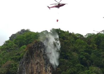 OPERASI memadam kebakaran terpaksa dilakukan menggunakan teknik ‘water bombing’ di kawasan puncak Gunung Baling di Baling.