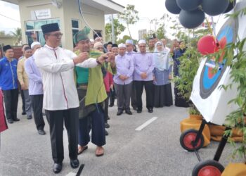 RUSLAN Said (kiri) bersiap sedia untuk melepaskan anak panah sebagai simbolik perasmian Majlis Pelancaran Mesma Peringkat Kebangsaan di Ibu Pejabat YIK, Tunjong, Kota Bharu, Kelantan hari ini-UTUSAN