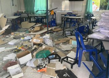 KEADAAN sebuah kelas mengajar di Akademi Memandu Nilai di Mantin, Nilai, Seremban hari ini yang dirempuh seorang pelajar yang memandu kereta sekolah memandu tersebut.-GAMBAR/IHSAN BOMBA