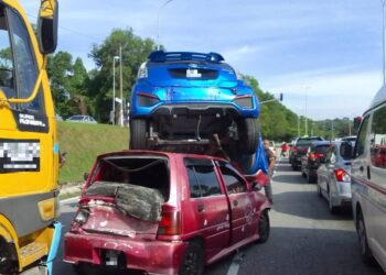 SEBUAH PERODUA Myvi menghempap sebuah kereta jenis Perodua Kancil dalam kemalangan melibatkan empat buah kenderaan di Jalan Seremban-Tampin sebelum lampu isyarat Taman Bukit Emas di Seremban hari ini.-GAMBAR/IHSAN POLIS.