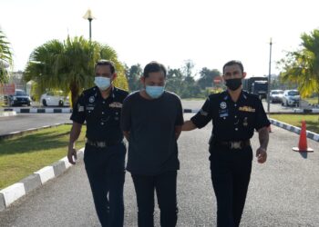 AZAHARI Hamid (tengah) diiring anggota polis ketika dibawa ke Mahkamah Majistret bagi berdepan pertuduhan menyebabkan kematian seorang warga emas di Alor Setar.