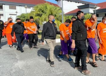 KESEMUA suspek dibawa pegawai SPRM bagi permohonan reman di Kompleks Mahkamah Alor Setar. -UTUSAN/JAMLIAH ABDULLAH