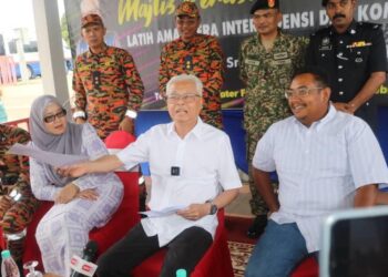 ISMAIL Sabri Yaakob (tengah) dalam sidang akhbar selepas Majlis Latihan Kebombaan Keselamatan Di Air di Waterfront Bera di Bera, Pahang. - UTUSAN/SALEHUDIN MAT RASAD