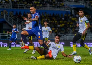 Pemain PDRM, Suzuki Castanheira Bruno Junichi diasak pemain Perak, Raja Imran Shah Raja Amin pada perlawanan Liga Super 2023 antara PDRM menentang Perak, di Stadium Majlis Bandaraya Petaling Jaya, di sini hari ini. Gambar: SHIDDIEQIIN ZON