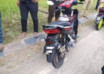 KEADAAN motosikal milik warga emas yang maut selepas bergesel dengan kenderaan di Kilometer 1, Jalan Gua Musang-Kuala Lipis, Gua Musang, Kelantan semalam.UTUSAN/IHSAN POLIS