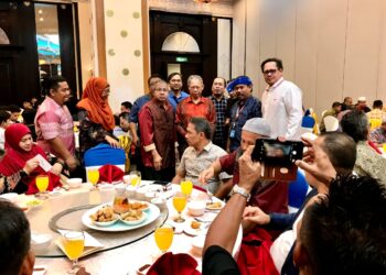 ZAILANI Hashim (kanan) bergambar bersama bekas pelajar dan guru serta Mustapa Mohamed (empat kiri) pada Majlis Makan Malam Tahunan Alumni SMSI dan SIC 2023 di Kota Bharu, Kelantan, malam tadi. - UTUSAN/ ROSLIZA MOHAMED