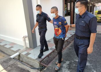 AHMAD Zuhairi Ahmad Fadlah (tengah) dibawa anggota polis selepas dipenjara lima bulan kerana menunjuk kemaluannya di Mahkamah Majistret Yan.