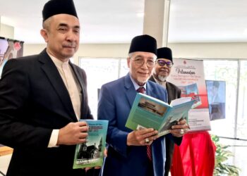 MOHAMAD Shukri Mohamad (tengah) menunjukkan Buku Masjid Muhammadi 150 tahun di Perpustakaan Maik di Jalan Tok Hakim, Kota Bharu Kelantan, hari ini.- UTUSAN/ ROSLIZA MOHAMED