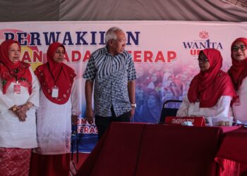 MAHDZIR Khalid meninjau Mesyuarat Wanita UMNO Bahagian Padang Terap di Pusat Komuniti Padang Kerasak, Naka di Padang Terap. -UTUSAN/SHAHIR NOORDIN